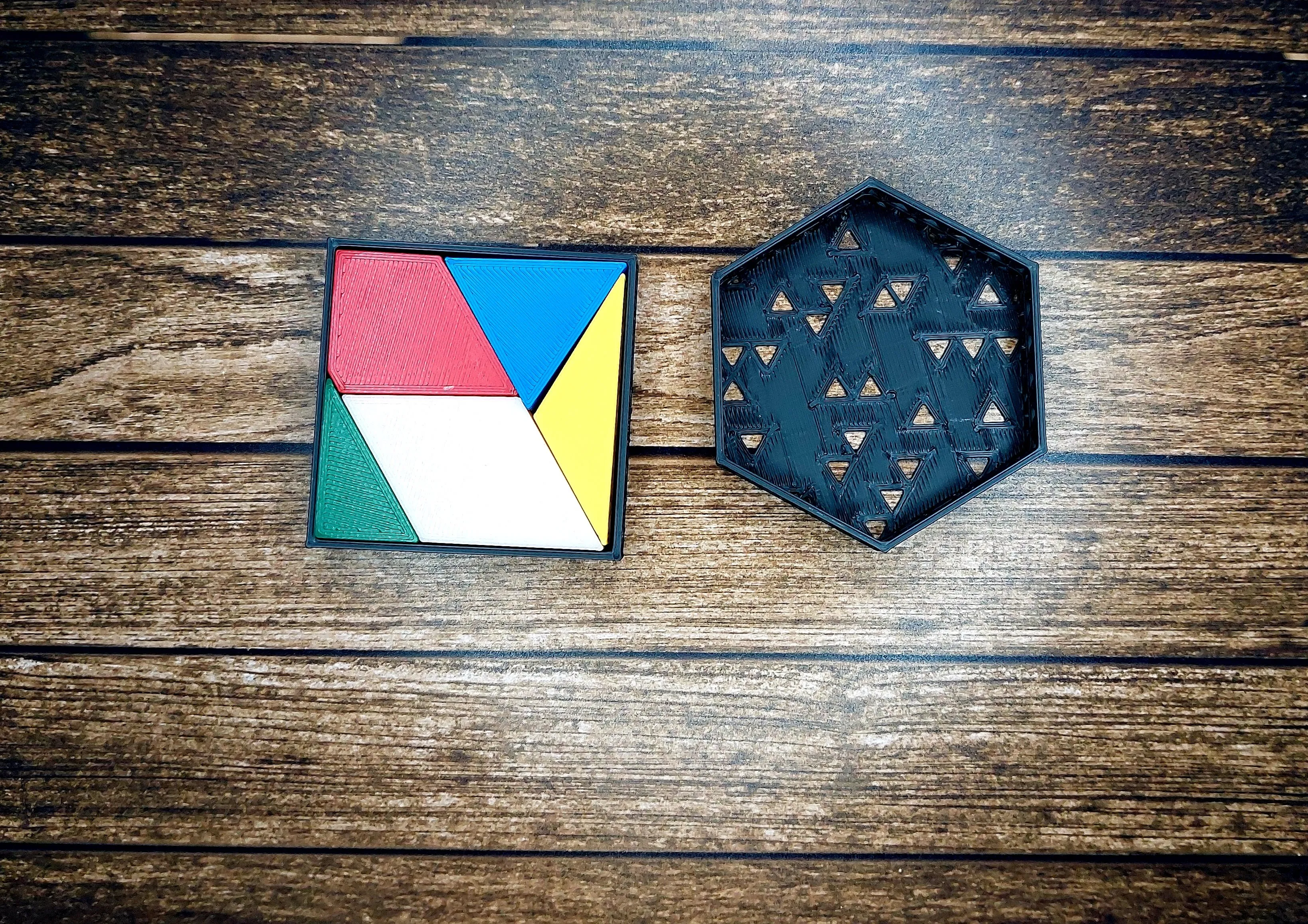 Piezas geométricas de colores junto a sus bases negras